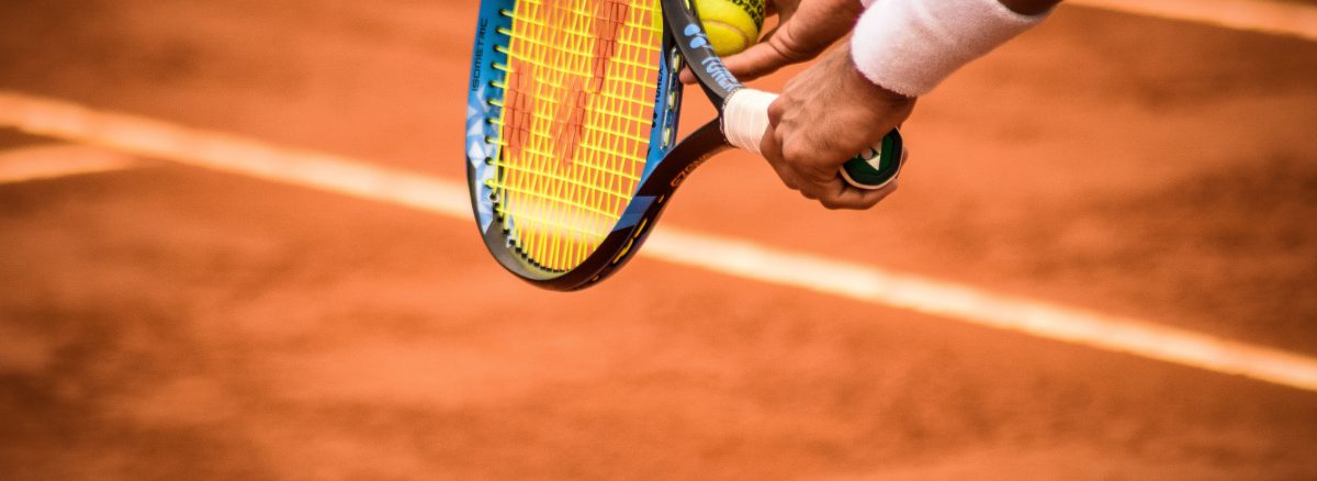Łokieć tenisisty - co to jest? Objawy i leczenie